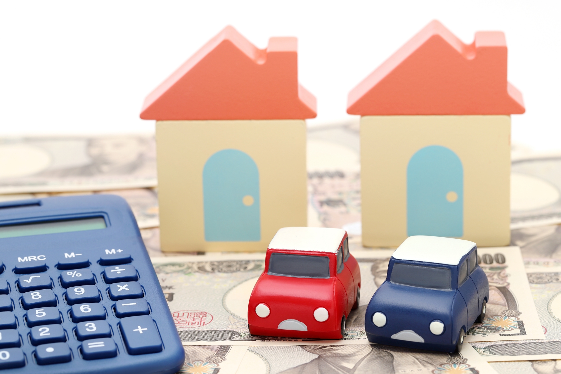 電卓と家ミニチュア