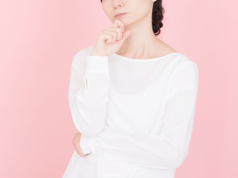 悩む女性